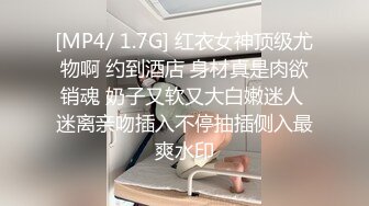 美女小熊背心牛仔裤三点全露酷可爱自慰自拍